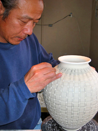 Mikio Matsumoto carving a Nichibei pot